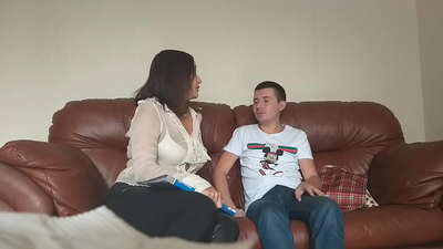 ရှက်ရွံ့သော ကျောင်းသားကို သည်းမခံနိုင်သော ဆရာမ (Milf Alina Tumanova)